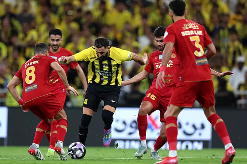 طارق حامد يقود ضمك نحو نهاية موسم غير موفقة بهزيمة أمام الاتحاد في الدوري السعودي