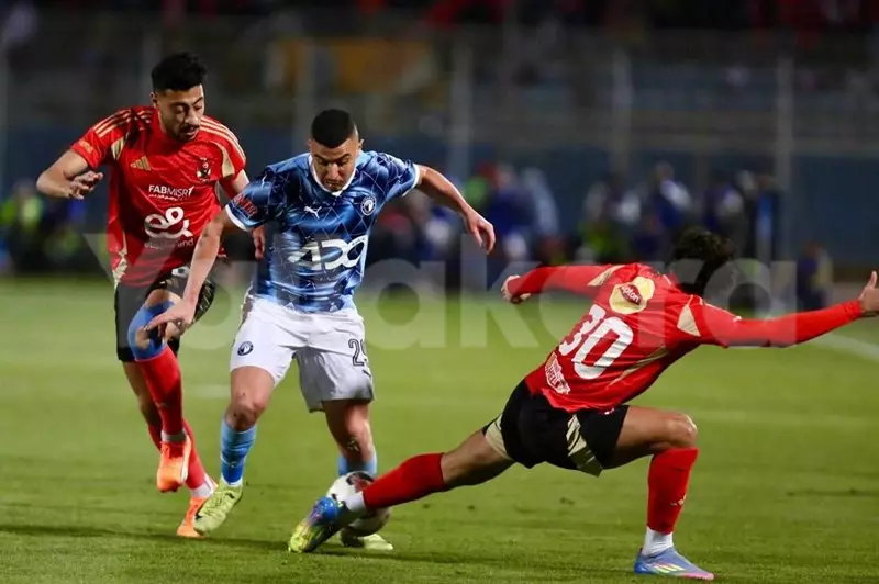 فرص تتويج الأهلي وبيراميدز بلقب الدوري المصري تقترب: تحليل حاسم وحامل اللقب في المقدمة