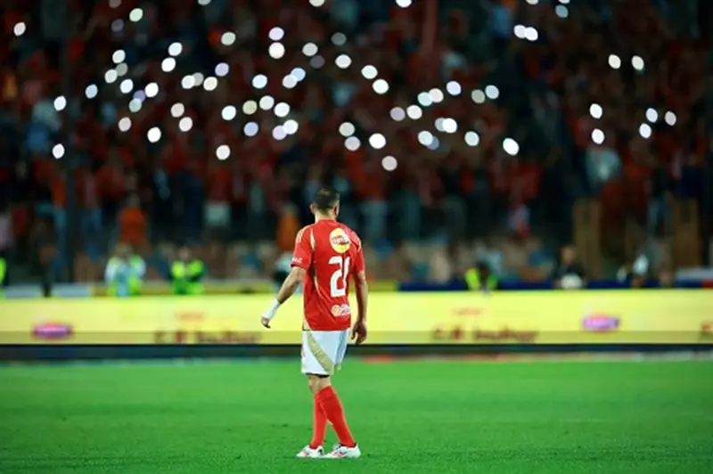 لحظة مؤثرة: بكاء علي معلول خلال احتفالات تتويج الأهلي بدرع الدوري (فيديو)