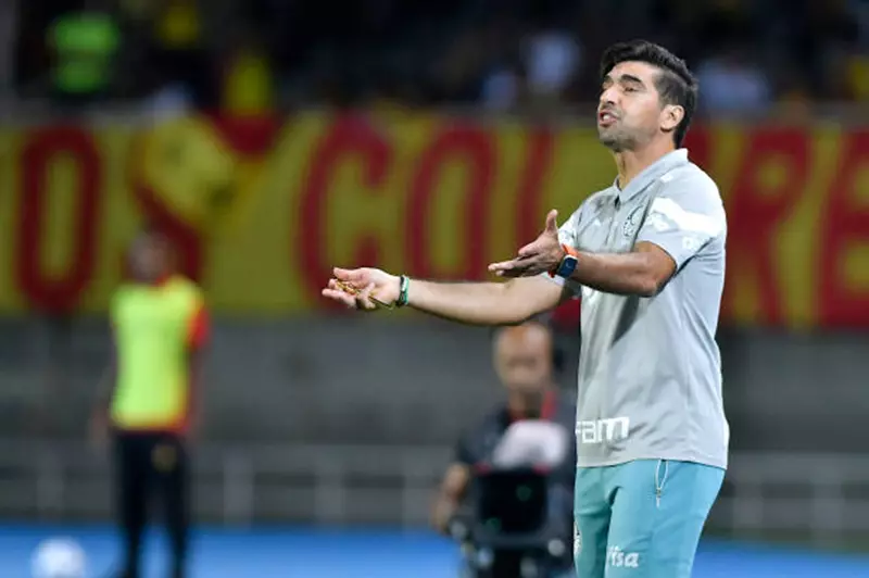مدرب بالميراس يُعبّر عن استيائه بعد مواجهة مع مصور وصحفي قبل المشاركة في كأس العالم للأندية